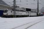 Der Vectron 193 901-6 und das neue weiße Zebra von Lokomotion 186 443-8 stehen am 9.2.2015 im Tiefschnee von Kufstein. Bild vom Bahnsteigende aufgenommen.