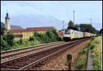 ES64U2 013 und ES64U2 001 bringen im Sommer 2005 einen KLV-Zug vom Brenner nach Mnchen. Hier fahren sie gerade am Kloster Raisach vorbei.