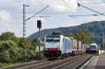 Fast hätte der IC die 186 106 von Lokomotion zugefahren, die einen LKW-Zug Richtung Köln zog. Die Aufnahme entstand am 11/09/2015 in Namedy.