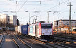 185 665 durchfährt mit einer der beiden EKOL-Leistungen am 10. Dezember 2016 den Münchener Ostbahnhof.