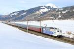 Am 27. Februar 2016 sagten die Vorhersagen bewölktes Wetter voraus. Trotzdem wurde die Fahrt an die Giselabahn gewagt, waren doch insgesamt vier Turnuszüge angekündigt. Bei Brixen im Thale zeigte sich zaghafter Sonnenschein und so legte ich mich dort auf die Lauer. Erster Schizug des Tages war der nur während der Krokus-Ferien in Holland verkehrende D 17498 von Den Haag nach Bischofshofen. Der Zug trägt den Namen  Sneeuw Express  und wurde an diesem Tage von 151 056 ab Wörgl gezogen.