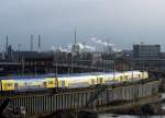Nein, das ist nicht das Ruhrgebiet, sondern die sdliche Ausfahrt des Hamburger Hauptbahnhofs. Ein Metronom-Zug auf dem Weg in Richtung Elbbrcken durchquert die Hafencity. 4.1.2012