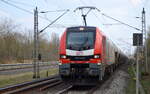 Mitteldeutsche Eisenbahn GmbH, Schkopau [D) mit  159 235-1  [NVR-Nummer: 90 80 2159 235-1 D-RCM] und Zementstaubzug am 25.03.22 Durchfahrt Bf. Berlin-Hohenschönhausen.