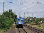 182 911 der Mittelweserbahn kommt mit ihrer blauen Front voraus (und nicht im Bild einem Containerzug am Haken) südwärts fahrend durch Lüneburg; 11.08.2018
