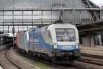 1116 911-7 mit einer 193er am Haken und langem Containerzug in Bremen 27.4.2013