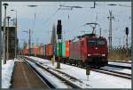 189 800-6 der MTEG passiert mit einem Containerzug den Haltepunkt Magdeburg-Eichenweiler. (21.03.2013)