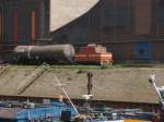 Eine Windhoff RW 90 DH Baujahr 1991 von der Neusser Eisenbahn steht am 18.05.14 im Neusser Hafen mit einem Kesselwagen abgestellt.
Neuss 18.05.2014