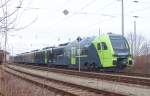 In Hennigsdorf liegt direkt neben dem S-Bahnsteig die Wagenübergabe zum Bombardier-Werk mit mehreren Aufstellgleisen.