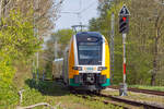 ODEG Triebwagen als RE 9 nach Lietzow schlängelt sich im Bahnhof Lancken zum Bahnsteig. - 09.05.2023
