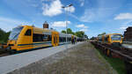 Treffen der ODEG-RS1 im Bahnhof Karow (Meckl).
VT 650.89 als RB15 nach Plau am See steht rechts auf Gleis 2, links auf Gleis 4 wartet VT 650.68 als RB15 nach Waren (Müritz).

Karow, der 29.05.2023 (Handyaufnahme bearbeitet)