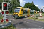 Ahrensfelde, Bahnbergang Lindenberger Strae,  ODEG  Regio-Shuttle RS 1 VT 650.82 (95 80 0650 082-0 D-ODEG)  Stadt Knigs Wusterhausen  als OE 25 mit dem 14,39 Uhr Zug nach Werneuchen. 29. August 2012