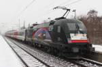 Berlin-Lichterfelde Ost am 23.12.2012 - EGP ES64U2 002 schiebt einen RE4 nach Ludwigsfelde.