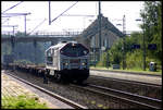 Im Gegenlicht kam am 12.9.2006 der OHE Tiger 330094 mit einem Containerzug in Richtung Norden um 10.27 Uhr durch den Bahnhof Linsburg.