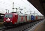 185 534-5 der OHE rollt mit einem Containerzug langsam auf das rote Signal in Richtung Norden im Bahnhof Fulda zu.