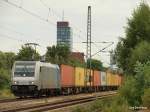 185 678-0 angemietet von der OHE bringt am 24.07.10 einen Containerzug durch Hamburg-Unterelbe Richtung Hamburg-Waltershof.