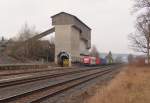 Wie klein so ein Zug sein kann. OHE 270082 (92 80 1223 103-3 D-OHEGO) zu sehen am 10.03.16 mit einem Containerzug in Pechbrunn.