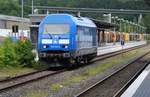 253 015-8 (PRESS) rangiert am 20.05.2017 im Bahnhof Arnsberg über Gleis 2 an den beladenen Holzzug.