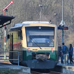 Triebwagen 650 032-4 ist bereit für die Abfahrt nach Bergen. (Putbus, April 2019)