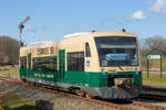 Ausfahrender Press Regio Shuttle 650 032 in Putbus nach Bergen. Wie überall zur Zeit ist auch im Triebwagen Desinfektionsmittel zu erkennen. - 26.04.2021
