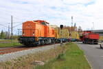 Die 293 023 der Press rangiert leere Holzwagen im Bahnhof Rügendamm zur Beladung. Das Holz kommt per Schiff aus Schweden. Bahnhof Rügendamm (06.05.2022).