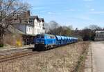 218 054-3 (Press) fuhr am 11.04.22 mit einem Schotterzug von Lüptiz nach Saalfeld. Hier ist der Zug in Pößneck oberer Bahnhof zu sehen.