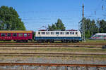 Lok 110 511 mit Störtebeker Sonderzug abgestellt und einem einfahrenden ICE nach Binz in Bergen auf Rügen. - 29.06.2024
