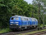 Diesellokomotiven 218 055-2 und 218 054-3 sind hier beim Rangieren zu sehen. (Niebüll, Juni 2024)