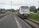 Hier 650 032-4 als PRESS nach Lauterbach Mole, bei der Ausfahrt am 19.6.2010 aus Putbus.