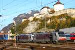 Kufstein am Sonntag abend : Railpool 186 283 & 186 282 durchfahren den Bahnhof unterhalb der Festung - 21/10/2012