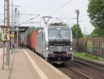 193 802-6 mit Containerzug aus Richtung Seelze kommend. Aufgenommen am 30.05.2013 in Dedensen-Gmmer.