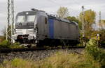 Railpool-Vectron 193 825 wartet in Nievenheim darauf, dass die RheinCargo-Lok den Northeimer Zug über die ehemalige IZN aus dem Alu-Werk zur Weiterbeförderung anliefert.