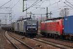 Doppeltraktion der RBH 134 (143 173-3) und 109 (143 936-3) mit einem langen Kesselwagenzug bei der Begegnung mit 189 003-7 vor einem Container-Zug am 09.03.2017 in Berlin Schönefeld Flughafen