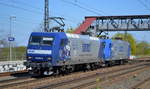 RBH Logistics GmbH, Gladbeck [D] mit der Doppeltration  145 070-9  [NVR-Nummer: 91 80 6145 070-9 D-DB] + 145-CL-206  [NVR-Nummer: 91 80 6145 102-0 D-RBH] am 21.04.20 Durchfahrt Bf. Saarmund.