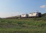 RBH 122 (143 950-4) und RBH 102 (143 069-3) sind am 18. Juli 2013 mit einem Kesselwagenzug bei Kronach unterwegs.