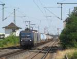 143 186-5 und 143 048-7 der RBH ziehen am 05. August 2013 einen Kesselwagenzug durch Hirschaid in Richtung Bamberg.