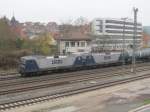 143 554-4 (RBH 117) und 143 049-5 (RBH 102) warten am 16. November 2013 mit einem Kesselwagenzug in Kronach auf die Ausfahrt in Richtung Pressig.