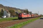 RBH-Doppelgespann 140 772-5 und Schwesterlok rollt rechtsrheinisch durch Leutesdorf gen Köln. Aufgenommen am 09/04/2015.