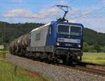 143 305-1 (RBH 131) mit Kesselwagenzug in Fahrtrichtung Süden. Aufgenommen zwischen Mecklar und Ludwigsau-Friedlos am 14.06.2015.