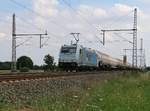 185 621-0 mit Kesselwagenzug in Fahrtrichtung Wunstorf. Aufgenommen am 24.07.2015 in Dedensen-Gümmer.