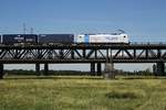 Seitenansicht der 186 423-0 der Rurtalbahn auf der Haus-Knipp-Brücke in Duisburg-Beeckerwerth, im Hintergrund die parallel verlaufende Autobahnbrücke (30.07.2020)