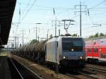 Kaum auf den Bahnsteig gerumpelt wird es schon grn und ich kann meine erste Railpool-Traxx erwischen und dann gleich die zweit schnste (nach der PCT-Lok) - die Rurtalbahnlok 185 674-9 mit einem schnen Kesselzug am 20.07. gen Grnauer Kreuz (also vermutlich Stendell)!