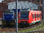 Am 27.03.2012 steht V35 der Rurtalbahn, eine MaK G 320 B, Bj.1968 neben einem neuen BR 430 S-Bahn-Triebwagen im Bombardier-Werk in Aachen.