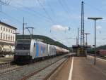 185 676-4 der Rurtalbahn zieht am 03. August 2013 eine weitere 185 und einen Kesselwagenzug durch Gemnden (Main).