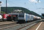 185 676 und 185 684 der Ruhrtalbahn ziehen am 03.August 2013 einen Kesselzug durch Gemnden am Main.
