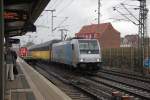 Im Regenschauer: 185 676-4 mit ARS-Autozug in Fahrtrichtung Seelze. Aufgenommen am 11.09.2013 in Hannover Linden-Fischerhof.