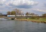 185 690 mit einem Autozug am 26.03.2014 auf der Isarbrücke bei Plattling.