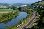 Die Rurtalbahn 185 637 brachte am 19. Mai 2014 einen Ganzzug, gebildet aus neuen ARS-Autowagen, aus Norddeutschland nach Ungarn. Bei Karlstadt im Maintal ist sie noch am Anfang ihrer Reise.