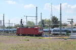 SRS 143 020-6 pausiert am 24.08.2022 in Halle (S) Hbf.