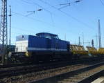 V100-SP-003 (mit NVR-Nr.98 80 3202 677-1 D-SLG), der SLG Spitzke Logistik GmbH, rauschte, mit ihrem Bau Zug, am HP Duisburg-Bissingheim vorbei. Aufgenommen am 22.03.19.
