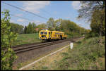 Eine Arbeitsmaschine von Rail Spitzke Gleis Power ist hier am Ortsrand von Hasbergen am 26.04.2020 um 13.47 Uhr in Richtung Münster unterwegs.